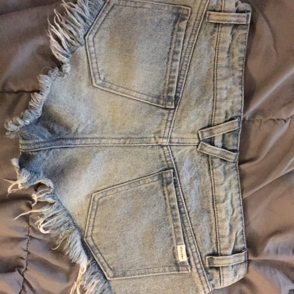 Volcom Size 25 Cute Shorts!! Same Color In Picture - image 3